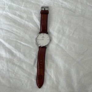 Daniel Wellington Watch. 40MM. Needs battery. Great condition.